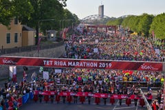 Ryski, Latvia, Maj - 19 2019: Uczestnicy sta? w kolejce na pocz?tku kreskowego Ryski TET maraton fotografia royalty free Ryski, Latvia, Maj - 19 2019: Uczestnicy sta? w kolejce na pocz?tku kreskowego Ryski TET maraton fotografia royalty free