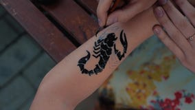 Rysować Dziecka S Tatuaż Na Jego Ręce Z Czarną Farbą