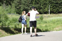 Ryssland - Berezniki på 15 Juli 2017: farsa och dotter som undersöker en naturbana vektor illustrationer Ryssland - Berezniki på 15 Juli 2017: farsa och dotter som undersöker en naturbana vektor illustrationer