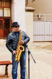Ryssland Kazan, kan 1, 2018, gatamusikern som spelar trumpeten, ledare royaltyfri foto Ryssland Kazan, kan 1, 2018, gatamusikern som spelar trumpeten, ledare royaltyfri foto