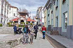 Ryssland Kazan, kan 1, 2018, turister som går ner gatan, ledare royaltyfri foto Ryssland Kazan, kan 1, 2018, turister som går ner gatan, ledare royaltyfri foto