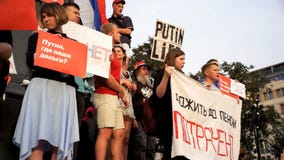 RYSSLAND MOSKVA - AUGUSTI 09, 2018: Samla mot pensionreform Folkmassaropen: EN TVÅ, TRE, PUTIN TJÄNSTLEDIGHETER fyra arkivfilmer RYSSLAND MOSKVA - AUGUSTI 09, 2018: Samla mot pensionreform Folkmassaropen: EN TVÅ, TRE, PUTIN TJÄNSTLEDIGHETER fyra arkivfilmer