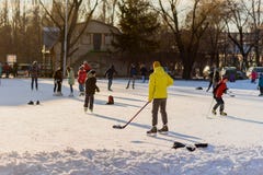 Ryssland Saratov, Januari 13, 2018, tajmar 15 00 Folk som åker skridskor i isisbanan och spelar hockey i stadion arkivbilder Ryssland Saratov, Januari 13, 2018, tajmar 15 00 Folk som åker skridskor i isisbanan och spelar hockey i stadion arkivbilder