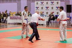 Ryssland Vladivostok, 11/03/2018 Jiu-Jitsu som brottas konkurrens bland män Kampsporter och stridighetsportturnering royaltyfri bild Ryssland Vladivostok, 11/03/2018 Jiu-Jitsu som brottas konkurrens bland män Kampsporter och stridighetsportturnering royaltyfri bild