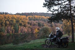 Ryttareanseendet med aff?rsf?retagmotorcykeln, motorcyklistkugghjul, en mopedchauff?r ser, begreppet av den aktiva livsstilen, en fotografering för bildbyråer Ryttareanseendet med aff?rsf?retagmotorcykeln, motorcyklistkugghjul, en mopedchauff?r ser, begreppet av den aktiva livsstilen, en fotografering för bildbyråer