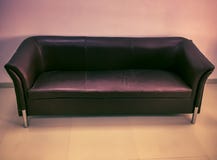 Rzemienna kanapa z miękkimi poduszkami zdjęcia stock Rzemienna kanapa z miękkimi poduszkami zdjęcia stock