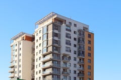 Rzeszow, Polonia - 10 18 2018: Costruzione di alto edificio multipiano Grattacielo ammobiliato di armatura del metallo pericoloso immagine stock libera da diritti Rzeszow, Polonia - 10 18 2018: Costruzione di alto edificio multipiano Grattacielo ammobiliato di armatura del metallo pericoloso immagine stock libera da diritti