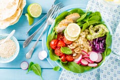 Rzuca kulą z piec na grillu kurczaka mięsem, bulgur i świeżego warzywa sałatką, rzodkwi, pomidorów, avocado, kale i szpinaków liś zdjęcia stock Rzuca kulą z piec na grillu kurczaka mięsem, bulgur i świeżego warzywa sałatką, rzodkwi, pomidorów, avocado, kale i szpinaków liś zdjęcia stock