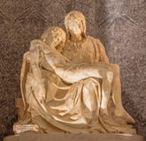 Rzym - statua Pieta w kościelnym Santa Maria dell Anima Lorenzo Lotti (przezwisko Lorenzetto zdjęcia stock Rzym - statua Pieta w kościelnym Santa Maria dell Anima Lorenzo Lotti (przezwisko Lorenzetto zdjęcia stock
