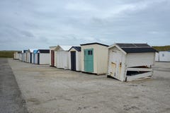 Rząd wieloskładnikowe stare odrzucać i uszkadzać plaż jaty na plaży wyspa Texel w holandiach obrazy royalty free Rząd wieloskładnikowe stare odrzucać i uszkadzać plaż jaty na plaży wyspa Texel w holandiach obrazy royalty free