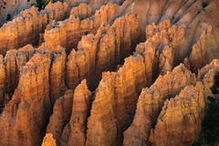 Rzędy hoodoos w ranku świetle słonecznym obraz royalty free Rzędy hoodoos w ranku świetle słonecznym obraz royalty free