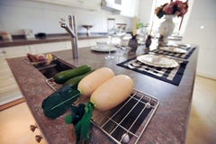 Rábano en un armario del blanco de la cocina del diseño moderno foto de archivo Rábano en un armario del blanco de la cocina del diseño moderno foto de archivo
