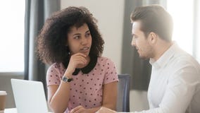 Różnorodni koledzy opowiadają w biurowym działaniu z laptopem dzielą pomysły obrazy stock Różnorodni koledzy opowiadają w biurowym działaniu z laptopem dzielą pomysły obrazy stock