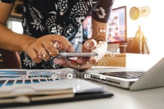 Räcka genom att använda den smarta telefonen för online-shopping för mobila betalningar, omnikanalen, sammanträde royaltyfri bild Räcka genom att använda den smarta telefonen för online-shopping för mobila betalningar, omnikanalen, sammanträde royaltyfri bild