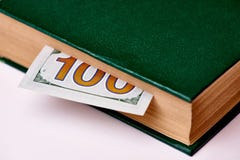 Räkningvärde hundra US dollar i bok på en vit bakgrundsmakro arkivfoto Räkningvärde hundra US dollar i bok på en vit bakgrundsmakro arkivfoto