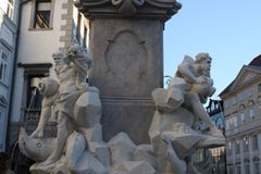 Räuber im Stadtzentrum in Ljubljana, Slowenien mit Stangen lizenzfreies stockbild Räuber im Stadtzentrum in Ljubljana, Slowenien mit Stangen lizenzfreies stockbild