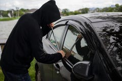 Räuber stehlen ein Auto, Versicherungskonzept lizenzfreie stockbilder Räuber stehlen ein Auto, Versicherungskonzept lizenzfreie stockbilder