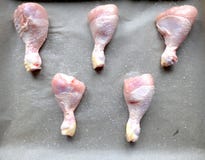Rå fega ben som förbereds för att laga mat i ugnen på den stekheta pannan och täckningpapperet med, saltar arkivbild Rå fega ben som förbereds för att laga mat i ugnen på den stekheta pannan och täckningpapperet med, saltar arkivbild