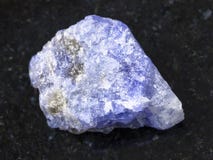 rå kristall av den Tanzanite gemstonen på mörker arkivbilder rå kristall av den Tanzanite gemstonen på mörker arkivbilder