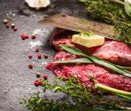 rå steak för nötkött Förberedelse med den gamla köttköttyxan, smör och nya örter royaltyfria foton rå steak för nötkött Förberedelse med den gamla köttköttyxan, smör och nya örter royaltyfria foton