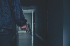 Rånare eller gangster, tjuvinnehavvapen i handsida honom som är klar att skjuta, mord, brott arkivfoto Rånare eller gangster, tjuvinnehavvapen i handsida honom som är klar att skjuta, mord, brott arkivfoto
