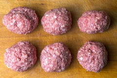 Rått finhacka små pastejer i laga mat kotletter förbereds för skärbräda royaltyfri bild Rått finhacka små pastejer i laga mat kotletter förbereds för skärbräda royaltyfri bild