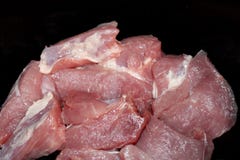 Rått kött på enfärdig produkt för svart bakgrund för köket royaltyfri fotografi Rått kött på enfärdig produkt för svart bakgrund för köket royaltyfri fotografi