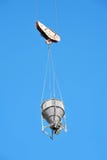 Récipient de mélange de levage de ciment de grue photos libres de droits Récipient de mélange de levage de ciment de grue photos libres de droits