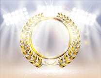 Récompense d'or détaillée de guirlande de laurier avec le fond et les étincelles de projecteur Images stock