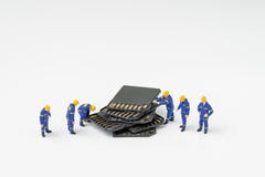 Récupération de fichier sur cartes d'écart-type ou concept de sécurité de stockage de données d'ordinateur, technicien miniature images stock Récupération de fichier sur cartes d'écart-type ou concept de sécurité de stockage de données d'ordinateur, technicien miniature images stock