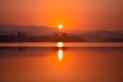 RÉFLEXION DE LEVER DE SOLEIL SUR LA VUE DE PARADIS DE L'EAU photographie stock libre de droits RÉFLEXION DE LEVER DE SOLEIL SUR LA VUE DE PARADIS DE L'EAU photographie stock libre de droits