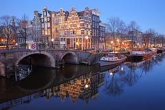 Réflexion des bâtiments tordus et colorés d'héritage le long du canal de Brouwersgracht et avec le pont de Lekkeresluis du côté g photos stock Réflexion des bâtiments tordus et colorés d'héritage le long du canal de Brouwersgracht et avec le pont de Lekkeresluis du côté g photos stock