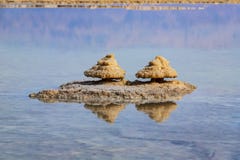 Réflexion haute étroite des formations de sel dans l'eau de la mer morte image libre de droits Réflexion haute étroite des formations de sel dans l'eau de la mer morte image libre de droits
