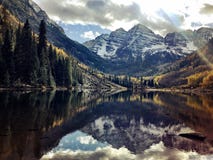 Réflexion marron de Bells dans le lac dans l'après-midi pendant l'automne image libre de droits Réflexion marron de Bells dans le lac dans l'après-midi pendant l'automne image libre de droits