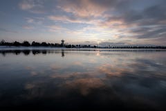 Réflexions atmosphériques dans le lac photos stock Réflexions atmosphériques dans le lac photos stock