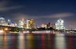 Réflexions de la lumière colorées sur l'eau du district des affaires central à Sydney, Australie la nuit Photo stock Réflexions de la lumière colorées sur l'eau du district des affaires central à Sydney, Australie la nuit Photo stock