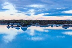 Région bleue de lagune près de Reykjavik, Islande photographie stock libre de droits Région bleue de lagune près de Reykjavik, Islande photographie stock libre de droits