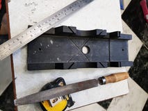 Réparation - bâtiment avec des outils, ruban métrique, boîte de mitre, dossier, scie à métaux, règle images stock Réparation - bâtiment avec des outils, ruban métrique, boîte de mitre, dossier, scie à métaux, règle images stock