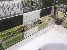 Réparation et construction - tuyau avec le fil pour un robinet d'eau sur une tuile image stock Réparation et construction - tuyau avec le fil pour un robinet d'eau sur une tuile image stock
