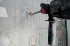 Réparez le concept, les outils de réparation, travailleur de constructeur avec le foret de marteau électrique faisant le trou dan photo libre de droits Réparez le concept, les outils de réparation, travailleur de constructeur avec le foret de marteau électrique faisant le trou dan photo libre de droits