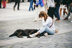 République Tchèque, Prague, le 25 juillet 2017 : Un beau peintre de jeune femme s'assied sur le plancher au milieu de la place et photo libre de droits République Tchèque, Prague, le 25 juillet 2017 : Un beau peintre de jeune femme s'assied sur le plancher au milieu de la place et photo libre de droits