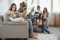 Réseaux, amitié, technologie et concept sociaux d'enfants Groupe d'adolescent avec des téléphones et des comprimés et des écouteu image libre de droits Réseaux, amitié, technologie et concept sociaux d'enfants Groupe d'adolescent avec des téléphones et des comprimés et des écouteu image libre de droits