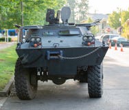 Réservoir blindé lourd de véhicule de police image stock Réservoir blindé lourd de véhicule de police image stock