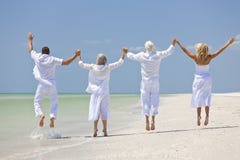 Rétablissements de famille d'aînés de gens branchant sur la plage photo libre de droits Rétablissements de famille d'aînés de gens branchant sur la plage photo libre de droits