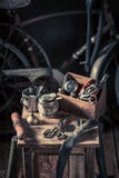 Rétro atelier de réparation de bicyclette avec des outils, des roues et le tube photographie stock libre de droits Rétro atelier de réparation de bicyclette avec des outils, des roues et le tube photographie stock libre de droits