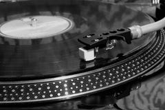 Rétro joueur de disque vinyle de cru avec le vieux disque image libre de droits Rétro joueur de disque vinyle de cru avec le vieux disque image libre de droits
