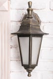 Rétro lampe en bronze sur le mur Image stock Rétro lampe en bronze sur le mur Image stock