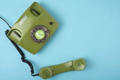 Rétro photo verte de téléphone sur un fond bleu photographie stock Rétro photo verte de téléphone sur un fond bleu photographie stock