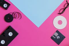 Rétros dispositifs de stockage : vidéocassette deux, à disque souple, CD et verres Concept de technologie périmée sur le papier c photo stock Rétros dispositifs de stockage : vidéocassette deux, à disque souple, CD et verres Concept de technologie périmée sur le papier c photo stock