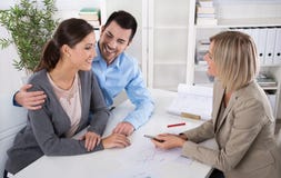 Réunion d'affaires professionnelle : jeunes couples comme clients et photographie stock libre de droits Réunion d'affaires professionnelle : jeunes couples comme clients et photographie stock libre de droits
